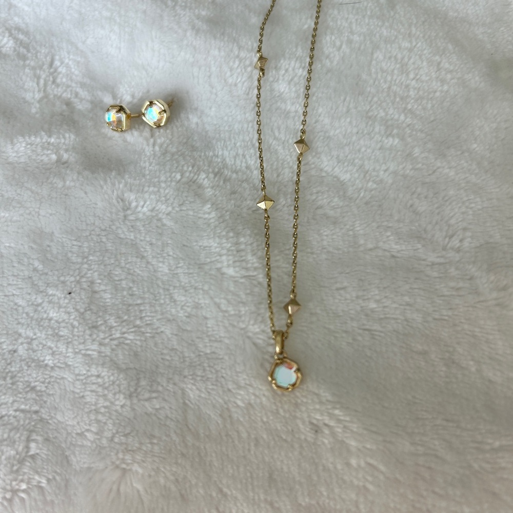 Elegant Gold and Opal Necklace and Earring Set